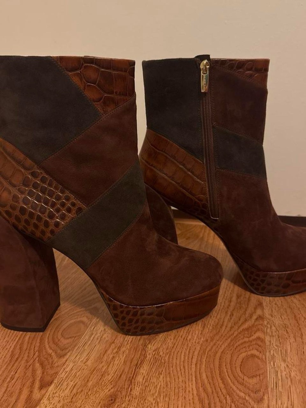 Vince Camuto Selmente Brown Suede Croc Embossed Platform Ankle Boots Size 11